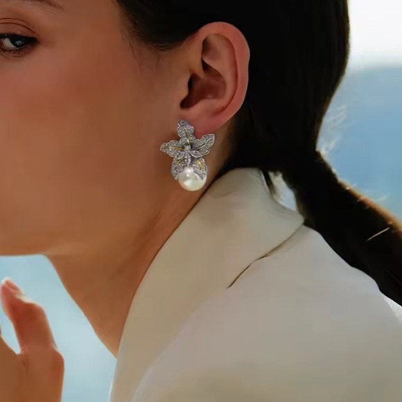 Pearl Flower Elegant Silver Crystal Earrings - Picture 5 of 9